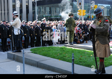 Drei Stille Wachposten auf der feierlichen Hut inmitten von Canadian Armed Forces Officers und Torontonians während der Erinnerung-Tag Zeremonie im alten Rathaus in Toronto, Ontario, Kanada, 11. November 2011. Stockfoto