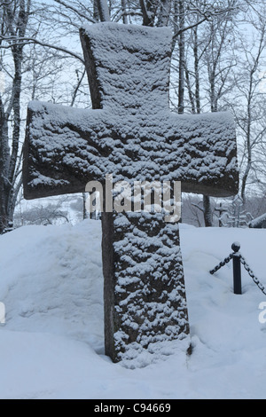 Truvor Cross auf dem ländlichen Friedhof in Izborsk, Russland. Stockfoto