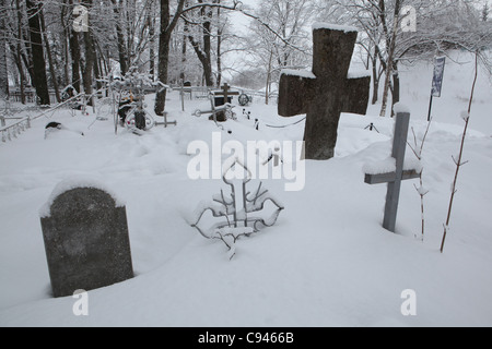 Truvor Cross auf dem ländlichen Friedhof in Izborsk, Russland. Stockfoto