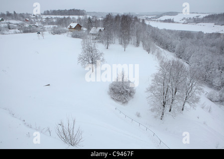 Russischen Winter. Schneebedeckte Stadtrand der Izborsk Festung in Pskow, Russland. Stockfoto