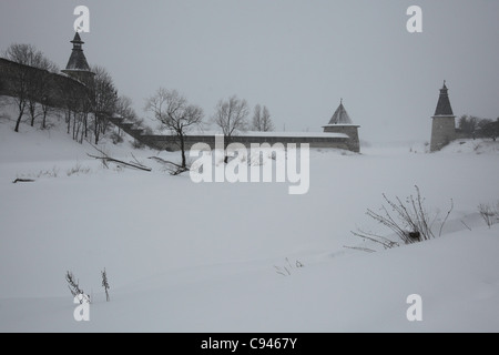 Kutekroma Turm (L), Ploskaya (flach) Tower (C) und Vysokaya (hoch) Tower (R) des Pskower Kreml in Pskow, Russland. Stockfoto