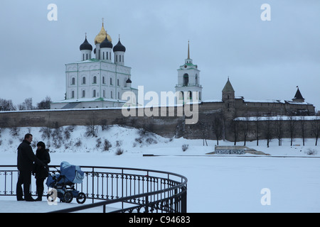 Dreifaltigkeits-Kathedrale in der Pskower Kreml in Pskow, Russland. Die Welikaja-Fluss unter Eis sieht man im Vordergrund. Stockfoto