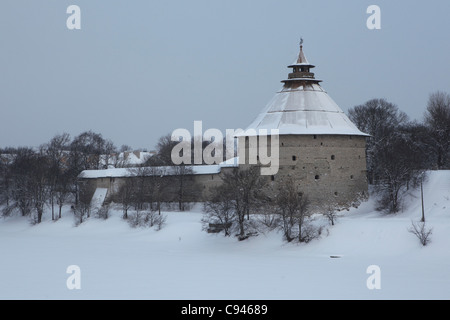 Pokrowskaja (Fürbitte) Turm der Stadtmauer in Pskow, Russland. Stockfoto