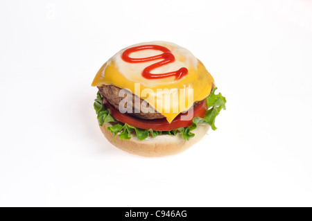 Truthahn-Burger mit Käse, Salat und Tomate garniert mit Ketchup offen ein Brötchen auf weißem Hintergrund Ausschnitt konfrontiert. Stockfoto
