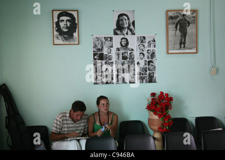 Wartezimmer am Busbahnhof Stadt dekoriert mit Porträts von Ernesto Che Guevara in Trinidad, Kuba. Stockfoto