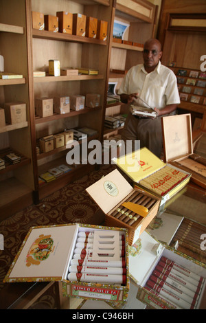 Verkäufer zeigt Boxen an kubanischen Zigarren in der Trafik Casa del Tabak in Trinidad, Kuba. Stockfoto