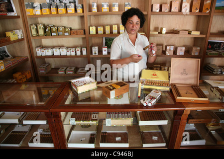 Verkäuferin zeigt Boxen an kubanischen Zigarren in der Trafik Casa del Tabak in Trinidad, Kuba. Stockfoto