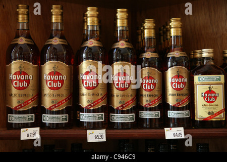 Flaschen Havana Club Rum gesehen in der Tabak und Rum Shop Casa del Tabak in Trinidad, Kuba. Stockfoto