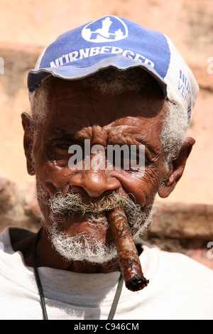 Alten kubanischen Raucher in Trinidad, Kuba. Stockfoto