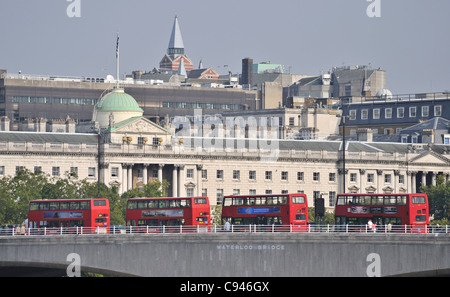 Busse auf Umleitung auf Waterloo Bridge während das Radsport-Event Tour of Britain am 19. September 2009, London, UK Stockfoto