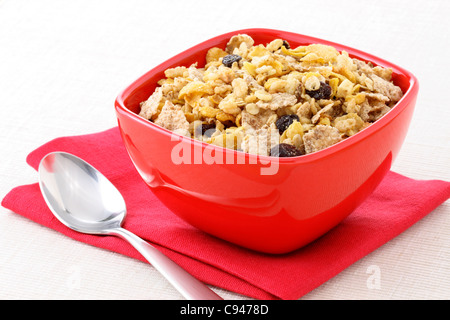 leckere und gesunde Vollkorn-Müsli-Frühstück mit vielen trockenen Früchten, Nüssen und Körnern Stockfoto