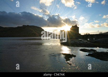 Schottlands berühmte Eilean Donan Castle, auf dem Weg zur Isle Of Skye in den äußeren Hebriden, gesehen bei Sonnenuntergang Stockfoto