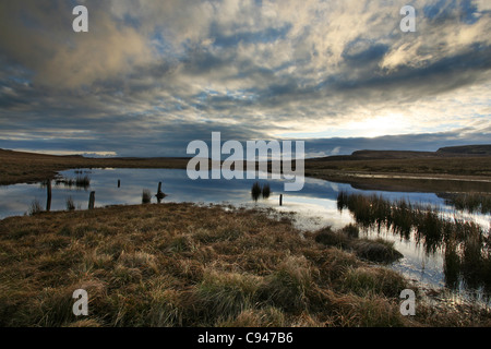 Ein remote Moor auf der Isle Of Skye in der äußeren Hebriden in Schottland, bei Sonnenaufgang Stockfoto