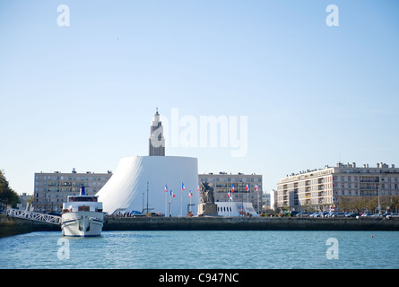 Le Volcan und Bassin du Commerce in das Stadtzentrum von Le Havre, ein UNESCO-Weltkulturerbe in der Normandie, Frankreich, an der Seine Stockfoto