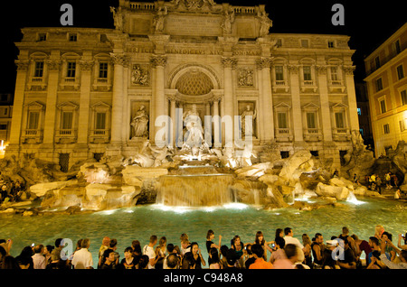 Rom, Trevi-Brunnen, Italien bei Nacht - mit Touristen Stockfoto