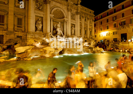 Fontana di Trevi, Rom, Italien - Touristen in der Nacht Stockfoto