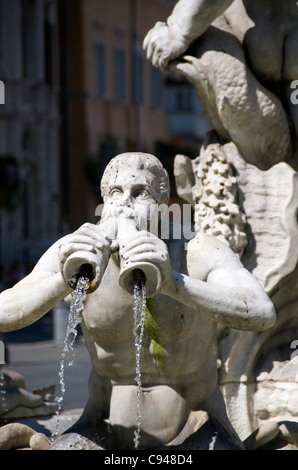 Eine von der Triton Figuren auf die Fontana del Moro auf der Piazza Navona, Rom, Italien Stockfoto