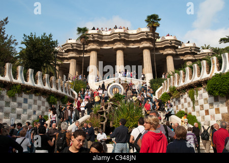 Blick in Richtung des Raumes von hundert Spalten, Park Güell, Barcelona, Spanien Stockfoto