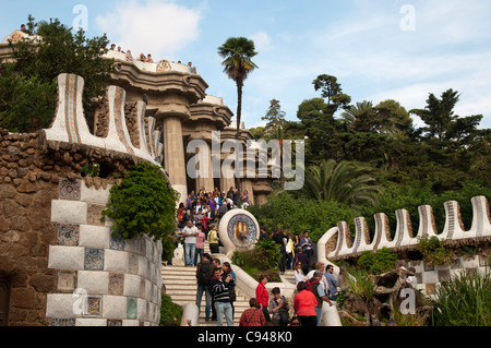 Blick in Richtung des Raumes von hundert Spalten, Park Güell, Barcelona, Spanien Stockfoto