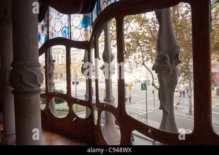 Blick auf Barcelona Straße von Casa Batlló, Barcelona. Ein Haus restauriert und gestaltet von Antoni Gaudí. Stockfoto