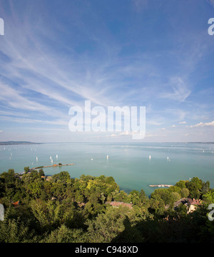 Große Vertorama von Tihany Hafen mit Segelbooten in der Ferne. Stockfoto