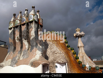 Schornsteine auf die Casa Batlló, Barcelona. Ein Haus restauriert und gestaltet von Antoni Gaudí... Stockfoto