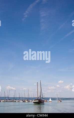 Boot segeln vom Hafen entfernt. Stockfoto