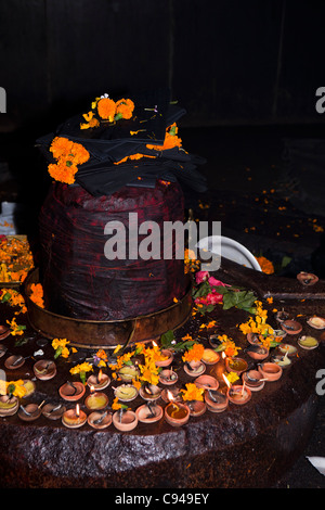 Indien, Assam, Guwahati, Navagraha Hill, Nabahraha Mandir, Angebote in schwarz gehüllt planetarischen shivalingam Stockfoto