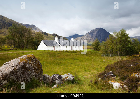 Black Rock Cottage, Glencoe, Rannoch Moor, Bezirk Lochaber, Schottland. Buachille Etive Mor Berg im Hintergrund. Stockfoto