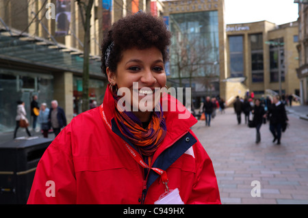 Junge Frau, die als eine Straße Akquisiteur für die britischen Roten Kreuz Charity in der Sauchiehall Street, Glasgow Stockfoto