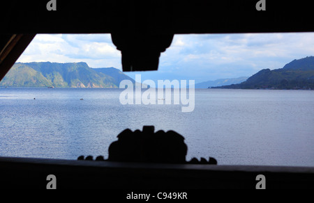 Blick auf Lake Toba aus traditionellen Batak-Haus. Tuktuk, Samosir Island, Lake Toba, Sumatra, Indonesien, Südostasien, Asien Stockfoto