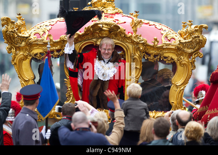 London, UK, 12.11.2011 David Wootton, Lord Mayor der City of London, winkt die Massen während der Lord Mayor es Show, die jährliche Prozession aus der City of London an der Royal Courts of Justice. Foto: Jeff Gilbert Stockfoto