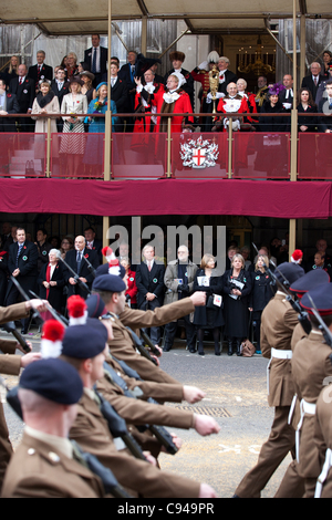 London, UK, 12.11.2011David Wootton, Lord Mayor der City of London, schaut zu, wie Soldaten vorbei während der jährlichen Oberbürgermeister Show Prozession aus der City of London an der Royal Courts of Justice marschieren. Foto: Jeff Gilbert Stockfoto
