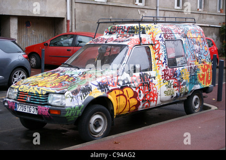 Graffiti auf einem Peugeot van, Toulouse, Haute-Garonne, Midi - Pyréneés, Occitanie, Frankreich Stockfoto