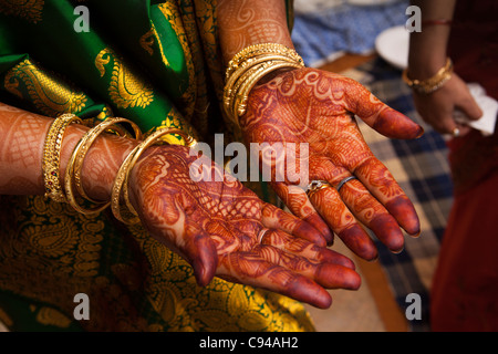 Indien, Assam, Guwahati, Hochzeiten Mehndi, traditionelle henna dekorative Muster auf den Händen der Braut Stockfoto