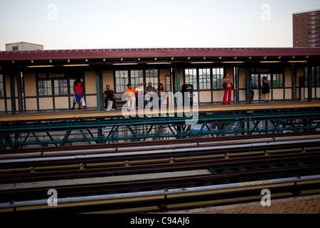 Leute warten auf einer Hochbahn Bahnsteig 17. August 2011 auf einen herannahenden u-Bahn in Manhattan, New York. Stockfoto