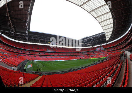 Blick ins Innere Wembley Stadium, London, England. Das englische Nationalstadion & die Heimat der englische Fußballverband oder FA Stockfoto