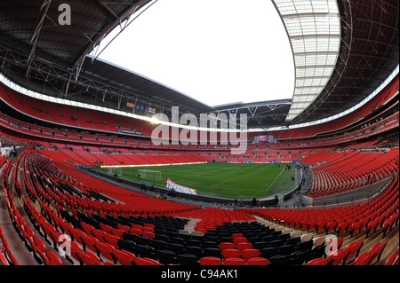 Blick ins Innere Wembley Stadium, London, England. Das englische Nationalstadion & die Heimat der englische Fußballverband oder FA Stockfoto