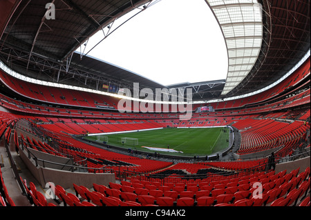 Blick ins Innere Wembley Stadium, London, England. Das englische Nationalstadion & die Heimat der englische Fußballverband oder FA Stockfoto