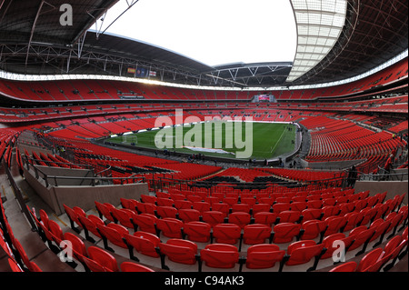 Blick ins Innere Wembley Stadium, London, England. Das englische Nationalstadion & die Heimat der englische Fußballverband oder FA Stockfoto