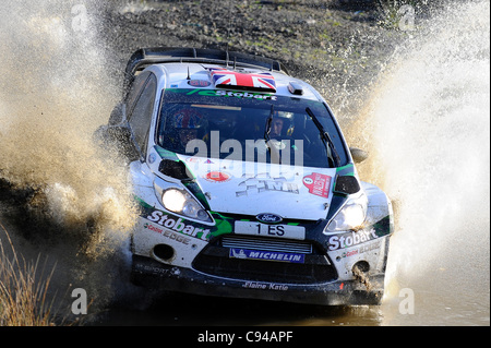 12.11.2011 Powys, Wales. Matthew Wilson (GBR) und Co-Pilot Scott Martin (GBR) in der #5 M-Sport Stobart Ford World Rally Team Ford Fiesta RS WRC in Aktion durch den Strom beim ersten Durchgang der süße Lamm-Bühne (SS13) während Tag3 der FIA WRC Wales Rallye GB. Obligatorische Kredit: ActionPlus Stockfoto