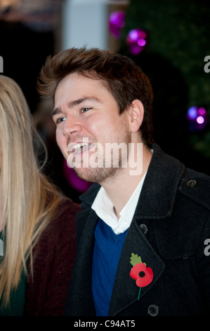 Sam und Mark Eröffnung Santas Grotte in Wesfield Derby Shopping Centre, Großbritannien mit Josh Potter (9) Wer gewann GEM 106 Wettbewerb um Treffen der CBBC Vorführer und Weihnachtsmänner Grotte offiziell eröffnet Stockfoto