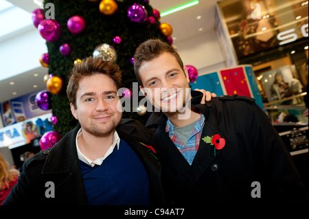 Sam und Mark Eröffnung Santas Grotte in Wesfield Derby Shopping Centre, Großbritannien mit Josh Potter (9) Wer gewann GEM 106 Wettbewerb um Treffen der CBBC Vorführer und Weihnachtsmänner Grotte offiziell eröffnet Stockfoto