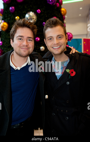 Sam und Mark Eröffnung Santas Grotte in Wesfield Derby Shopping Centre, Großbritannien mit Josh Potter (9) Wer gewann GEM 106 Wettbewerb um Treffen der CBBC Vorführer und Weihnachtsmänner Grotte offiziell eröffnet Stockfoto