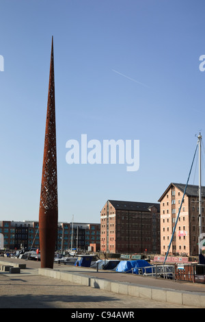 Kimbrose Spaziergang, Gloucester Docks, Gloucestershire, England, Vereinigtes Königreich. Die Kerze-Skulptur von Wolfgang Buttress neben Victoria Dock Stockfoto