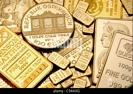 Gold-Bullion - Münzen und Balken / Barren (vergoldete Repliken) Stockfoto