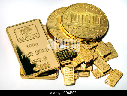 Gold-Bullion - Münzen und Balken / Barren (vergoldete Repliken) Stockfoto