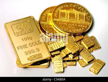 Gold-Bullion - Münzen und Balken / Barren (vergoldete Repliken) Stockfoto