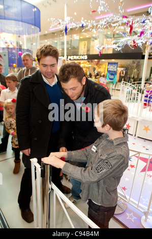 Sam und Mark Eröffnung Santas Grotte in Wesfield Derby Shopping Centre, Großbritannien mit Josh Potter (9) Wer gewann GEM 106 Wettbewerb um Treffen der CBBC Vorführer und Weihnachtsmänner Grotte offiziell eröffnet Stockfoto