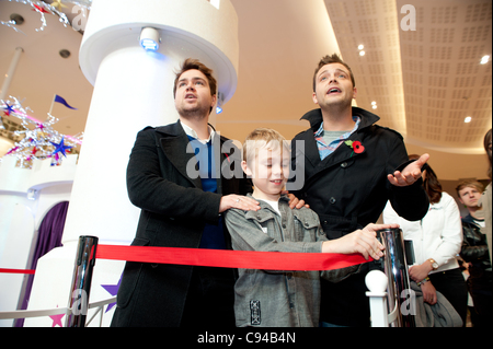 Sam und Mark Eröffnung Santas Grotte in Wesfield Derby Shopping Centre, Großbritannien mit Josh Potter (9) Wer gewann GEM 106 Wettbewerb um Treffen der CBBC Vorführer und Weihnachtsmänner Grotte offiziell eröffnet Stockfoto